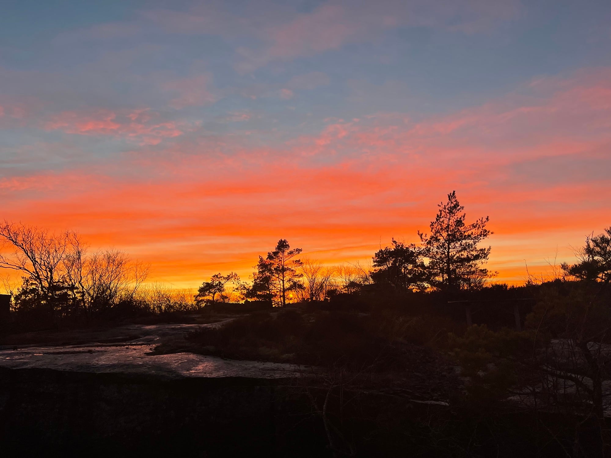 Solnedgång över klipporna i Bohuslän