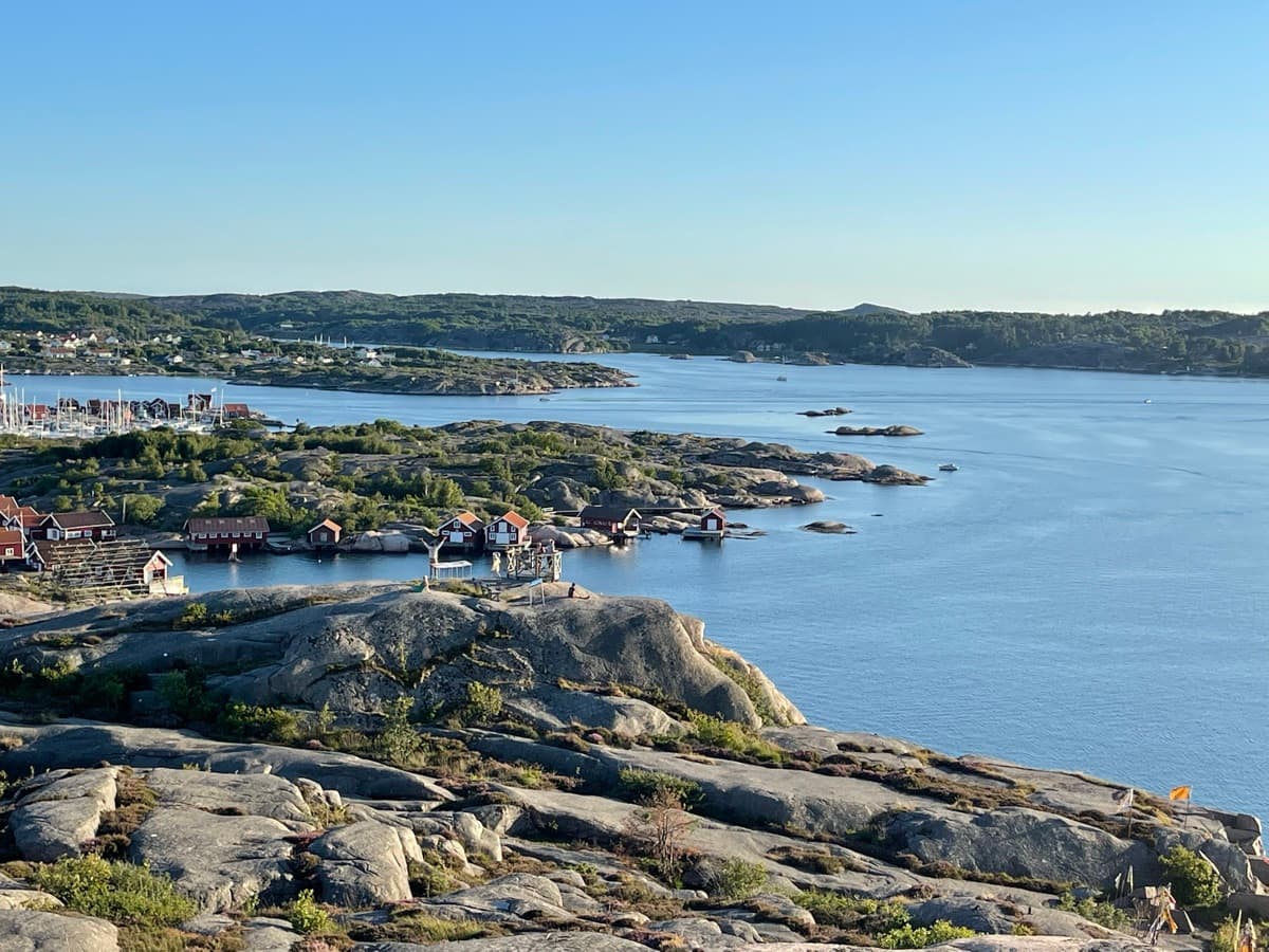 Solnedgång över Bohusläns skärgård med klippor och hav