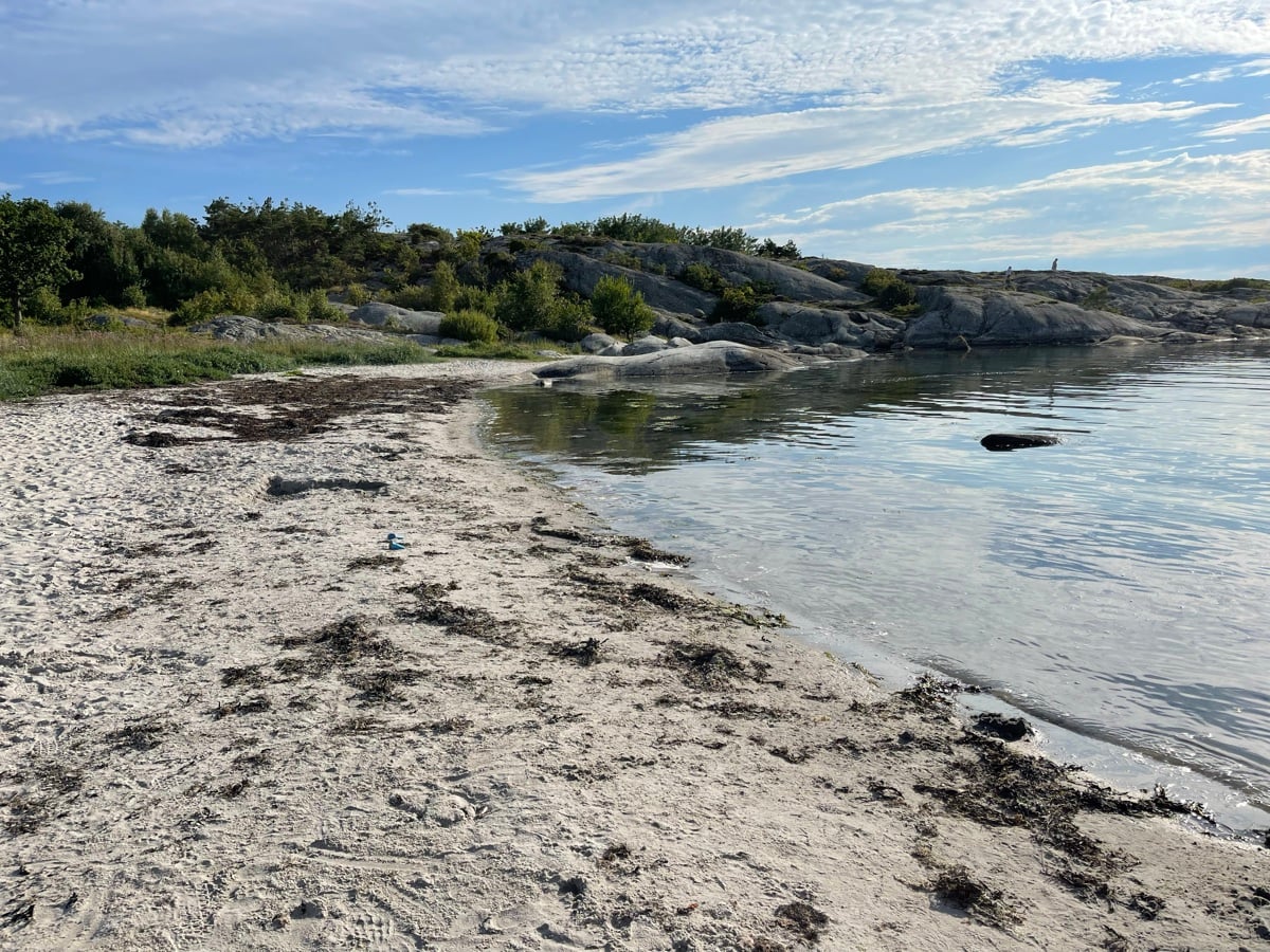 Röd stuga i Bohuslän med kvällssol