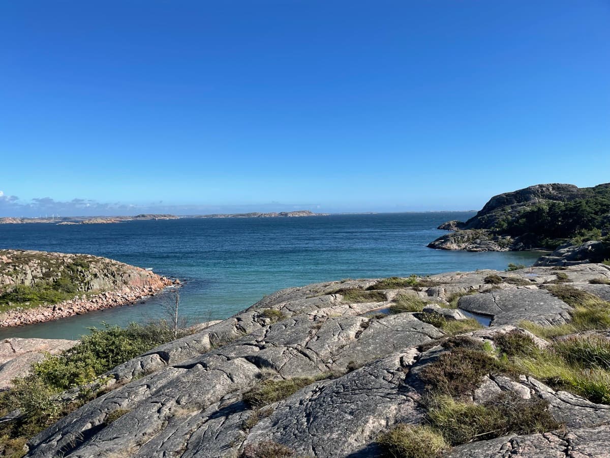 Vandrare på klippor vid havet i Bohuslän