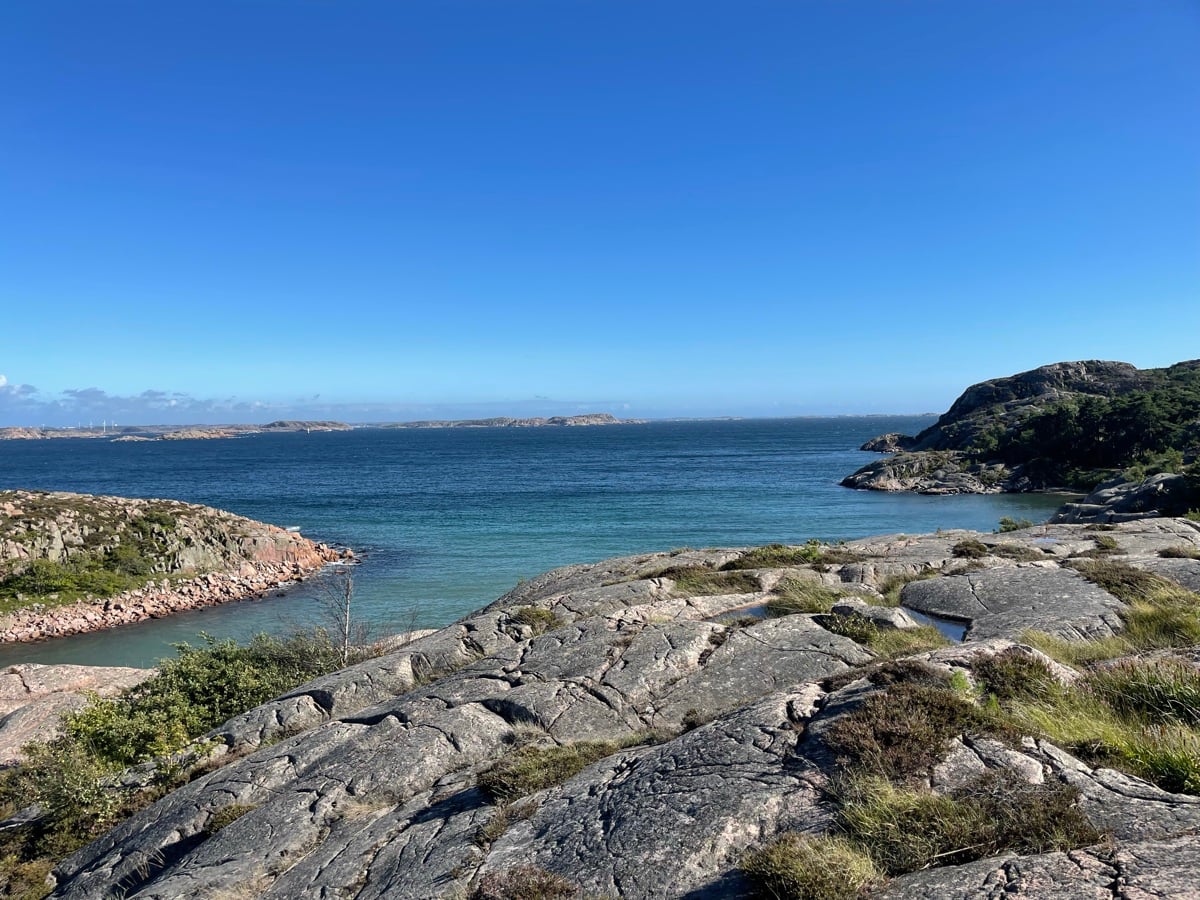 Vandrare på klippor vid havet i Bohuslän