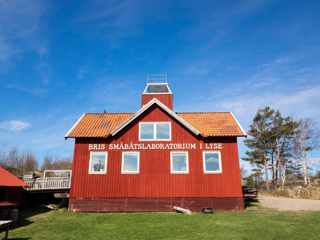 Småbåtslaboratoriet, Stuga med badtunna i Lyse, Bohuslän | Visit Lyse